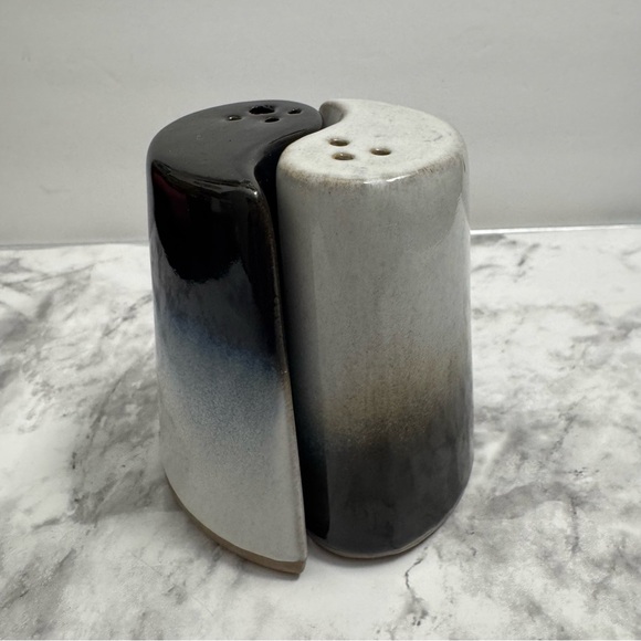 Peter Pots Pottery Entwined Salt & Pepper Shakers Wave Design, signed - Picture 4 of 16